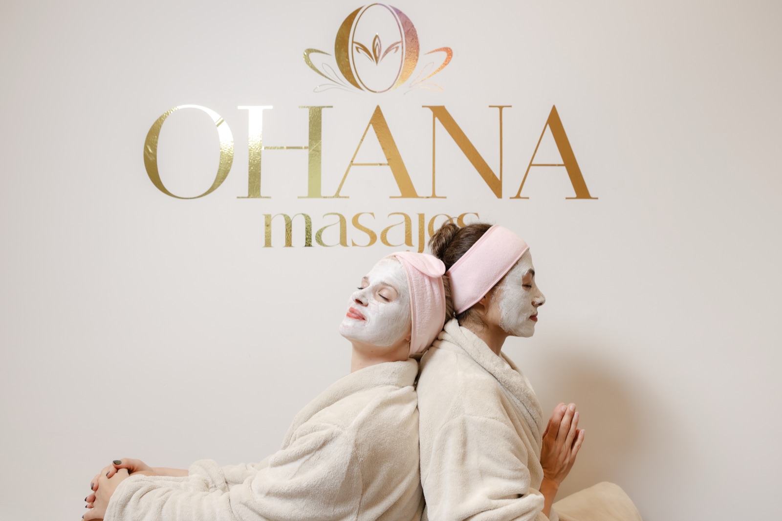 Dos clientas con mascarilla facial bajo el logo Ohana
