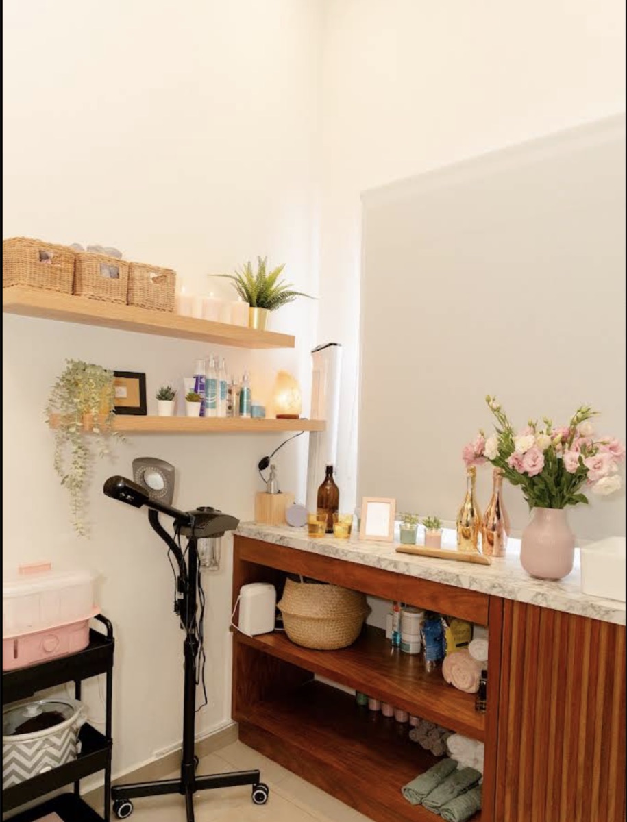 Estantes y flores en la cabina facial